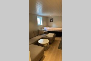 - un salon avec un canapé et un lit dans l'établissement Townhouse with fantastic outdoor area, à Trondheim