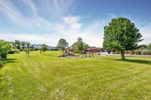 um parque com um parque infantil e um baloiço em Townhouse with fantastic outdoor area em Trondheim