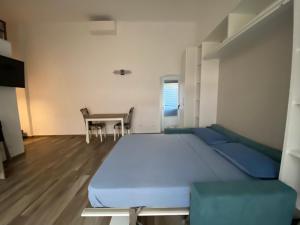 1 dormitorio con 1 cama grande y 1 mesa en Monolocale Agata, en Sestri Levante