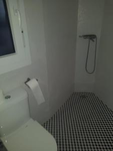 een kleine badkamer met een toilet en een douche bij Piso de lujo en la playa de un pueblo de Granada con piscina infiniti, yacuzzi en la piscina, tumbonas privadas y mucho más in Melicena