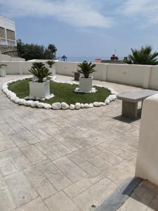 Vonkajšia záhrada v ubytovaní Piso de lujo en la playa de un pueblo de Granada con piscina infiniti, yacuzzi en la piscina, tumbonas privadas y mucho más