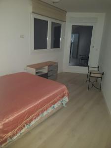 Posteľ alebo postele v izbe v ubytovaní Piso de lujo en la playa de un pueblo de Granada con piscina infiniti, yacuzzi en la piscina, tumbonas privadas y mucho más