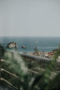 uma vista para o oceano a partir de uma varanda em elia boutique hotel em Parga