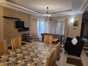ein Esszimmer und ein Wohnzimmer mit einem Tisch und Stühlen in der Unterkunft Villa Anaël in Porto-Novo
