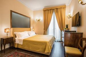 Oca Apartment - Alta Luxury Apartments في روما: غرفه فندقيه سرير وتلفزيون