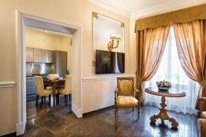 Oca Apartment - Alta Luxury Apartments في روما: غرفة معيشة مع طاولة وغرفة طعام
