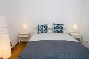 una camera da letto con un grande letto con cuscini blu di high class flat a Lussemburgo