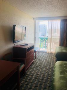 Μια τηλεόραση ή/και κέντρο ψυχαγωγίας στο Quail Inn and Suites - Myrtle Beach