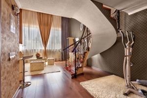 Zimmer mit einer Wendeltreppe und einem Wohnzimmer in der Unterkunft Tesoro Hotel in Rostow am Don