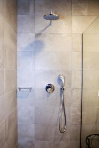 un bagno con doccia e porta in vetro di high class flat a Lussemburgo Altre 15 foto