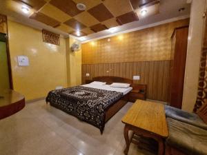 Cama ou camas em um quarto em Hotel Daulat Regency