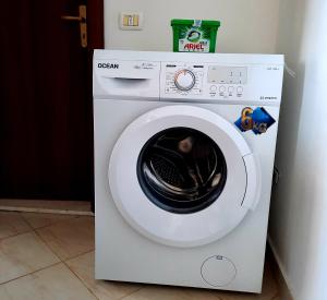 uma máquina de lavar roupa branca com a porta aberta em Antea Apartments 1-2 em Vlorë