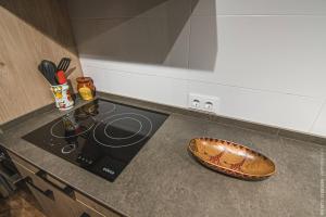 un bancone della cucina con piano cottura e ciotola di Paisajes del Ebro Alojamiento a Rincón de Soto