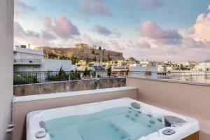 balcone con vasca e vista sulle galline di THIRAMENOUS RESIDENCE ad Atene