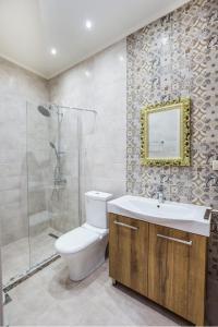 A bathroom at Villa 4 you iliopetra Még 36 kép