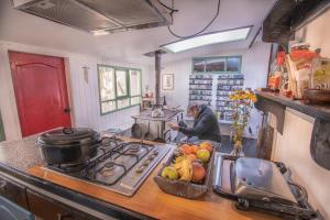 Virtuvė arba virtuvėlė apgyvendinimo įstaigoje Palafito Hospedaje Vista Bordemar