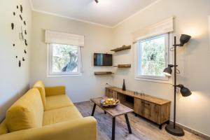 A seating area at Villa 4 you iliopetra
