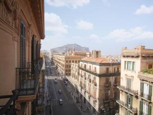 - une vue sur une rue de la ville avec des bâtiments dans l'établissement Serafino B&B, à Palerme