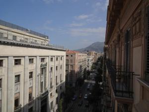 - une vue sur une rue de la ville avec des bâtiments dans l'établissement Serafino B&B, à Palerme