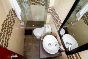 a bathroom with a toilet and a sink at Apartamento - 3 Dormitorios en el Rodadero ツ in Puerto de Gaira