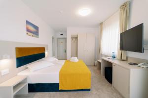 TV a/nebo společenská místnost v ubytování NOVUS Hotel