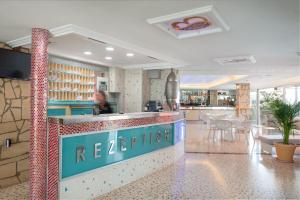 um restaurante com uma placa que lê rezoria em Playas del Rey em Santa Ponsa