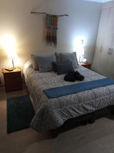 1 dormitorio con 1 cama grande con sábanas y almohadas azules en depto nuevo temuco, en Temuco