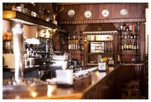 El salón o zona de bar de El Mesón de Despeñaperros