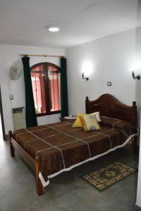 1 dormitorio con 1 cama grande en una habitación en Estancia Santa Leocadia en Bialet Massé