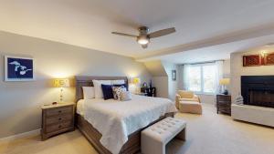 Un dormitorio con una cama grande y una chimenea. en 7169 Harbourside II, en Hilton Head Island