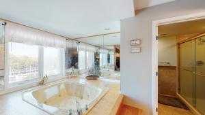 baño grande con bañera grande y espejo grande en 7169 Harbourside II, en Hilton Head Island 20 fotos más