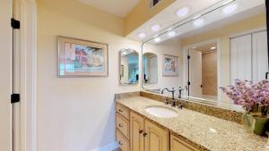un baño con lavabo y espejo en 7124 Harbourside I, en Hilton Head Island 17 fotos más