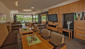 a restaurant with tables and chairs and a television at Weingut Donabaum "In der Spitz" in Spitz