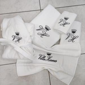 quatre paires de chaussettes blanches avec les mots montés et brillants dans l'établissement B&B Villa Hermes, à Sarno