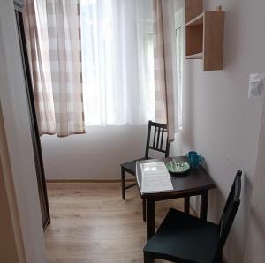 a small room with a table and chairs and a window at DW Bukówka in Karpacz