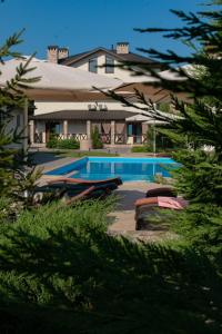 una piscina di fronte a un edificio di Oasis family apartments a Sanzhiyka