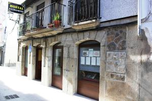 un edificio con puertas de madera en una calle en Hostal Extremeño, en Béjar