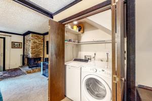 塔霍維斯塔的住宿－Lakeside Dreamzzz，洗衣房配有洗衣机和烘干机