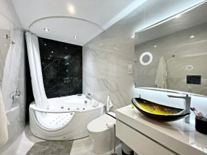a bathroom with a tub and a toilet and a sink at Apartamento IMPERIO 2 - Marbella centro in Marbella