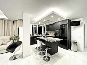 a kitchen with a table and chairs in a room at Apartamento IMPERIO 2 - Marbella centro in Marbella