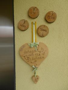 ein Herz aus Kork an der Wand in der Unterkunft Ferienwohnung Familie Tost in Trins