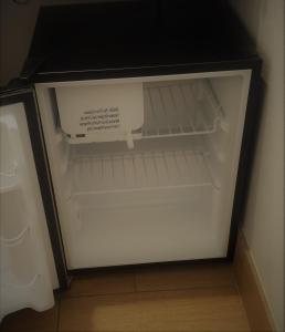 einen leeren Kühlschrank mit einer Kiste darin in der Unterkunft DAY N NIGHT Inn in Los Angeles