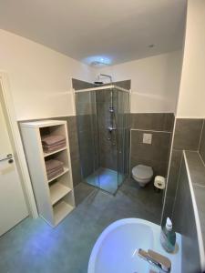 Koupelna v ubytování Sali Homes - 3BR Apartment with Kitchen