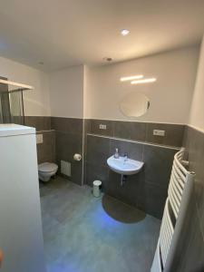 Koupelna v ubytování Sali Homes - 3BR Apartment with Kitchen