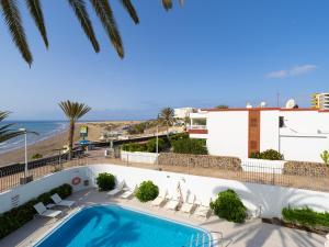 vista sulla piscina e sulla spiaggia da un hotel di Las Tejas a Playa del Ingles