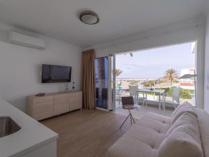 un soggiorno con divano e TV di Las Tejas a Playa del Ingles