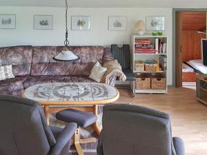 salon z kanapą i stołem w obiekcie Holiday home Sydals LII w mieście Neder Lysabild
