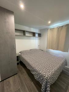 ein kleines Schlafzimmer mit einem Bett und einem Fenster in der Unterkunft Dolores ONLY 250 METERS TO THE BEACH in Banjole