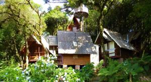 ein Haus mit einem Turm darüber in der Unterkunft Recanto da Mata Pousada in São Francisco de Paula