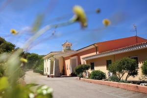 坦皮奥袍沙尼亚保萨尼亚酒店的一座顶部有塔的建筑物